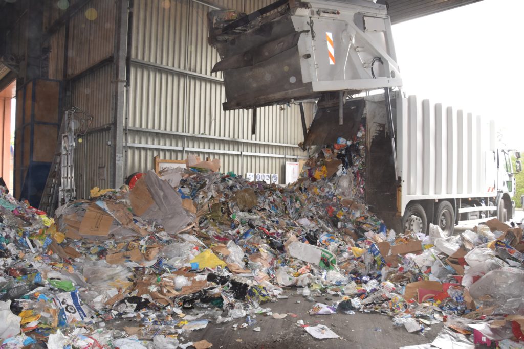 DSC 0202 Le tri des emballages recyclables SMICOTOM 33